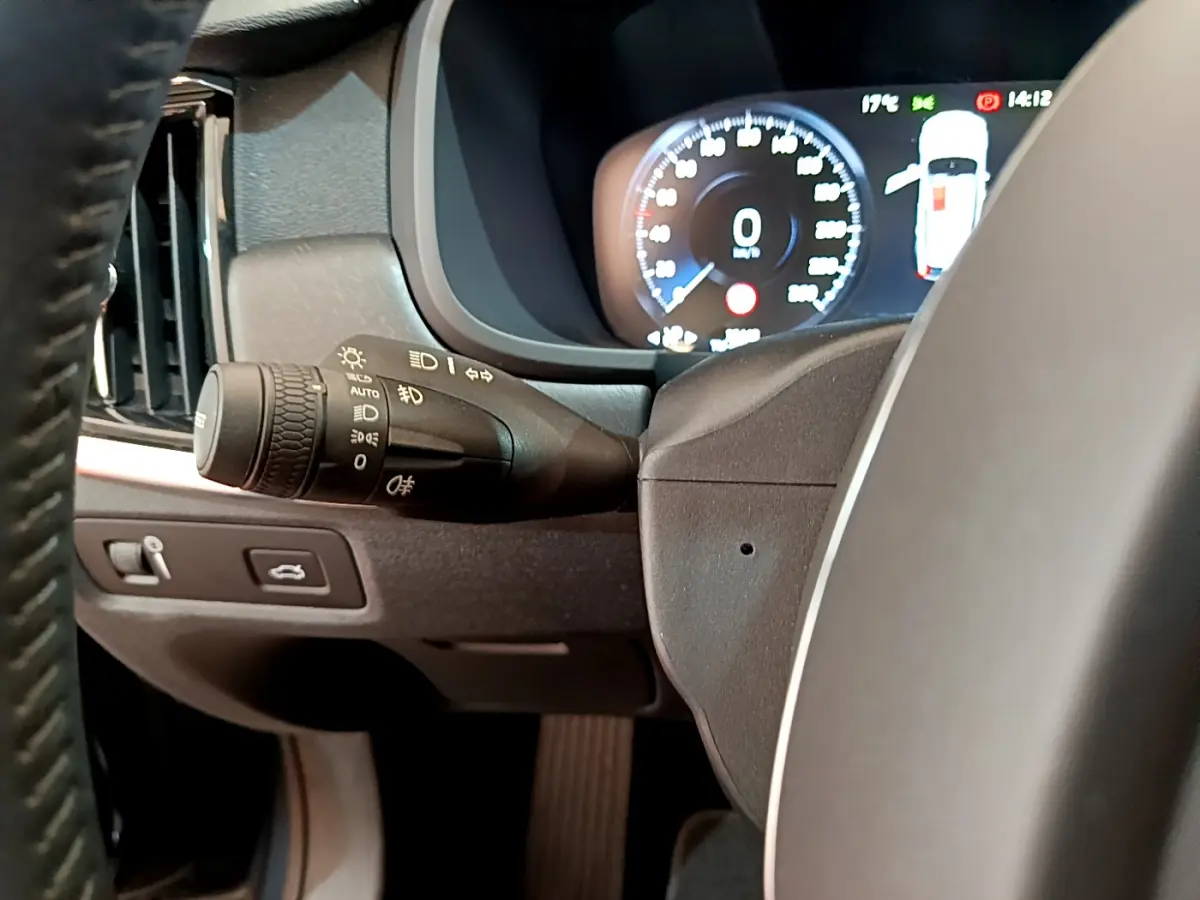 Vue intérieure rapprochée du tableau de bord et du volant gris d'une Volvo V90 Cross Country, affichage numérique visible.