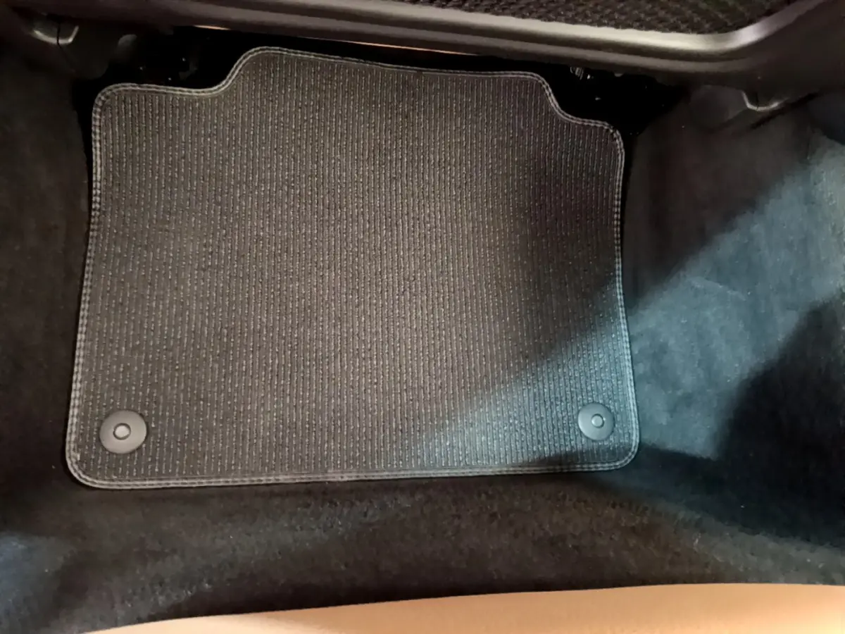 Tapis de sol noir vu de dessus dans l'habitacle d'un Volvo V90 Cross Country 2019, côté passager.