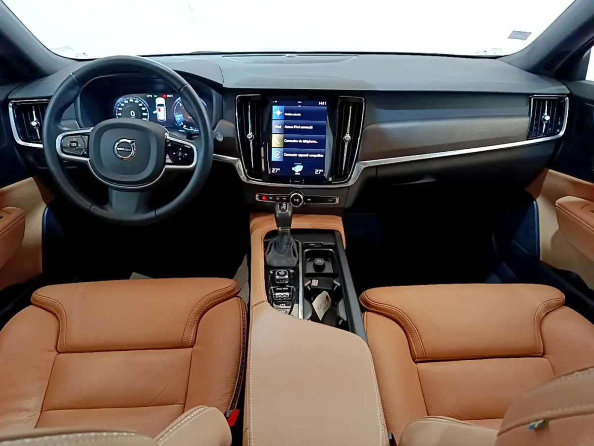 Vue intérieure avant du tableau de bord et des sièges cuir marron clair du Volvo V90 Cross Country 2019.