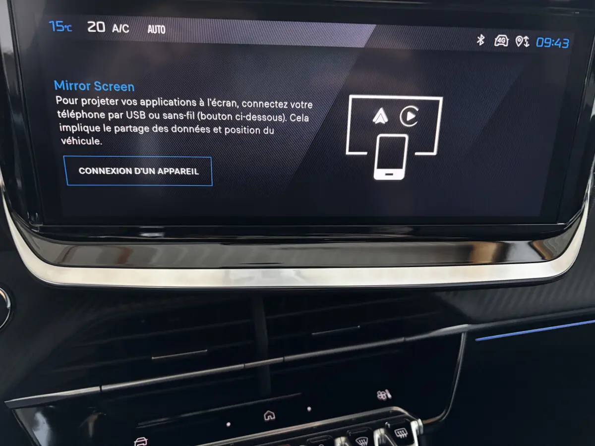 Écran tactile central affichant la fonction Mirror Screen dans l'habitacle du Peugeot 208 Hybrid 136 eDCS6 GT.