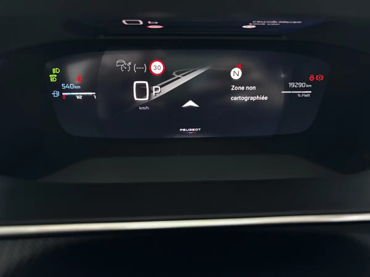 Affichage numérique du combiné instruments de la Peugeot 208 Hybrid 136 GT montrant la vitesse et la navigation.