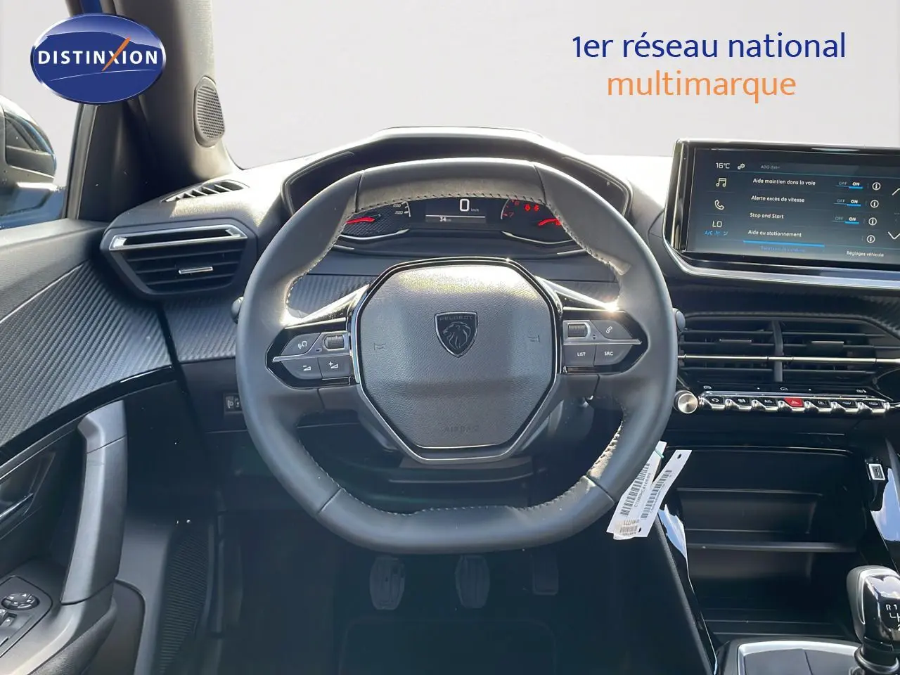 Intérieur du Peugeot 2008 2024 avec volant compact, tableau de bord numérique et écran tactile central.