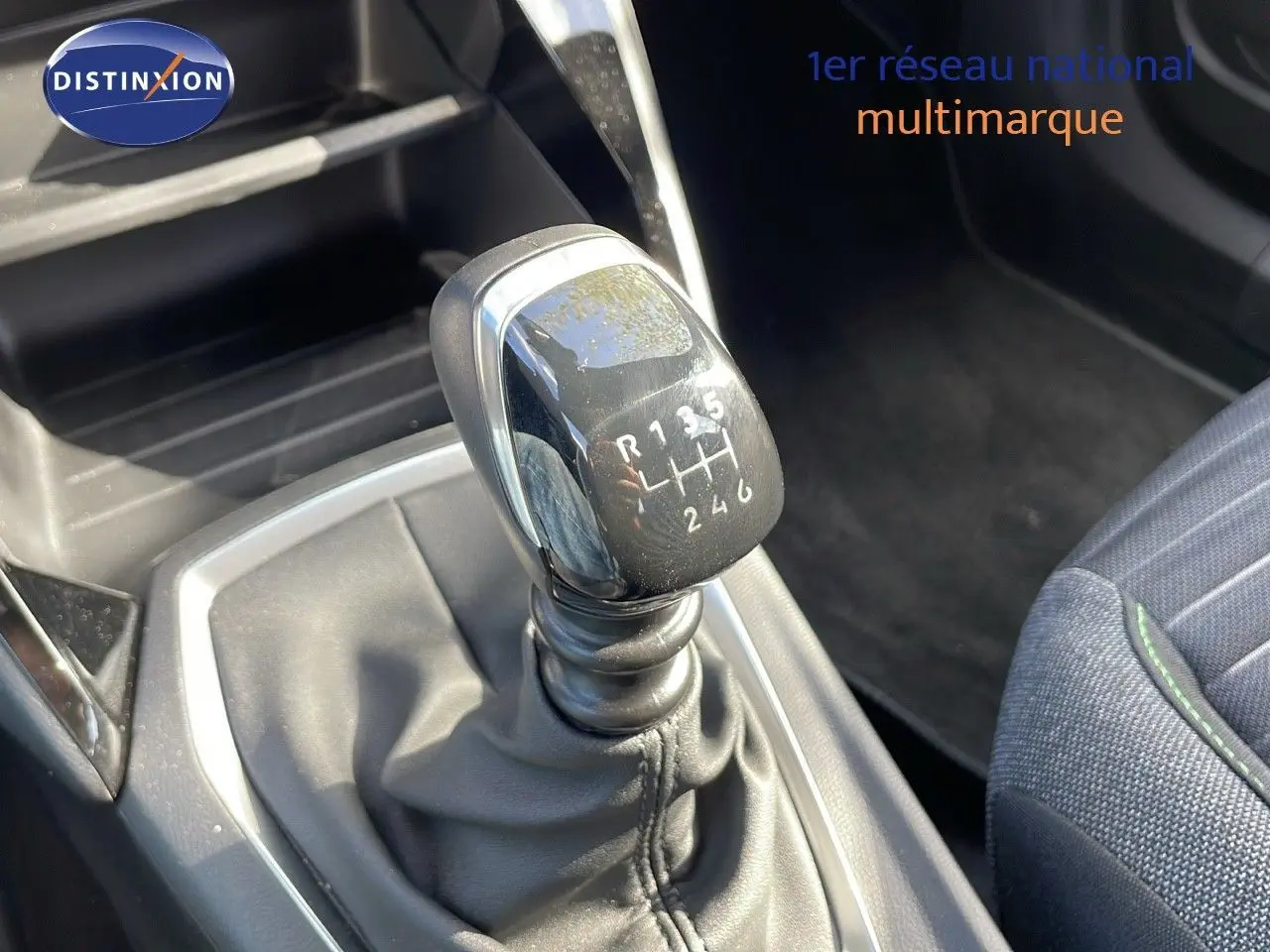 Le levier de vitesse manuel de la Peugeot 2008 2024, avec soufflet en cuir et console noire environnante.