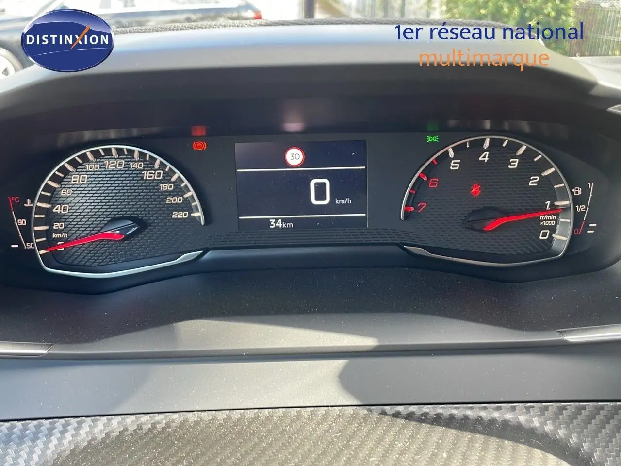 Tableau de bord numérique du Peugeot 2008 2024, affichage vitesse et compte-tours avec design moderne noir et rouge.