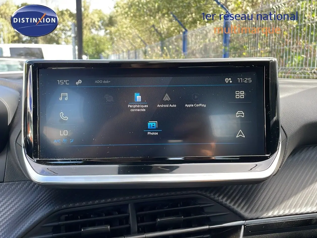 Écran tactile central du Peugeot 2008 2024 affichant les options Android Auto et Apple CarPlay, intérieur noir.