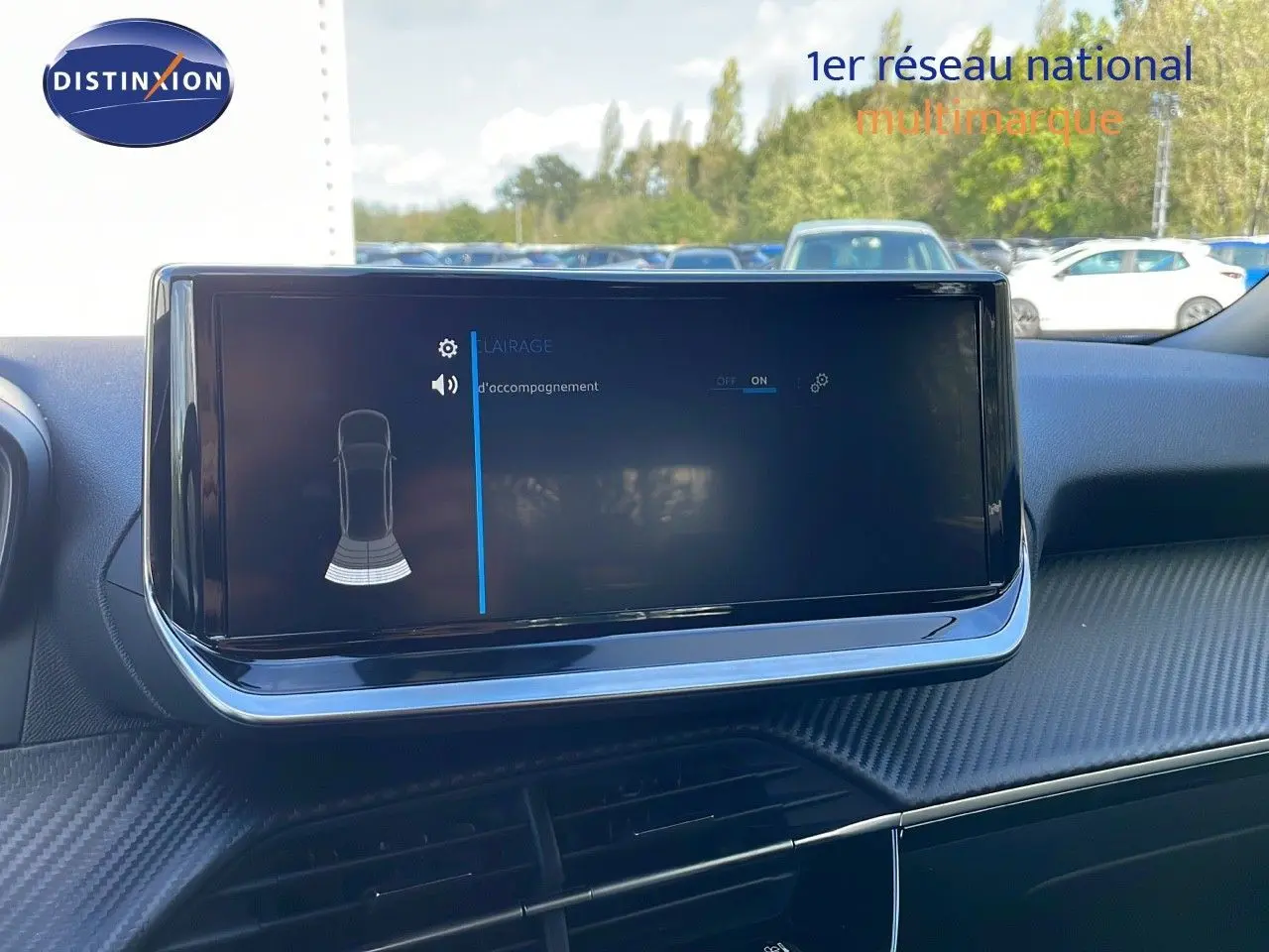 Écran tactile central du tableau de bord du Peugeot 2008 2024, avec affichage des réglages d'accompagnement sonore.