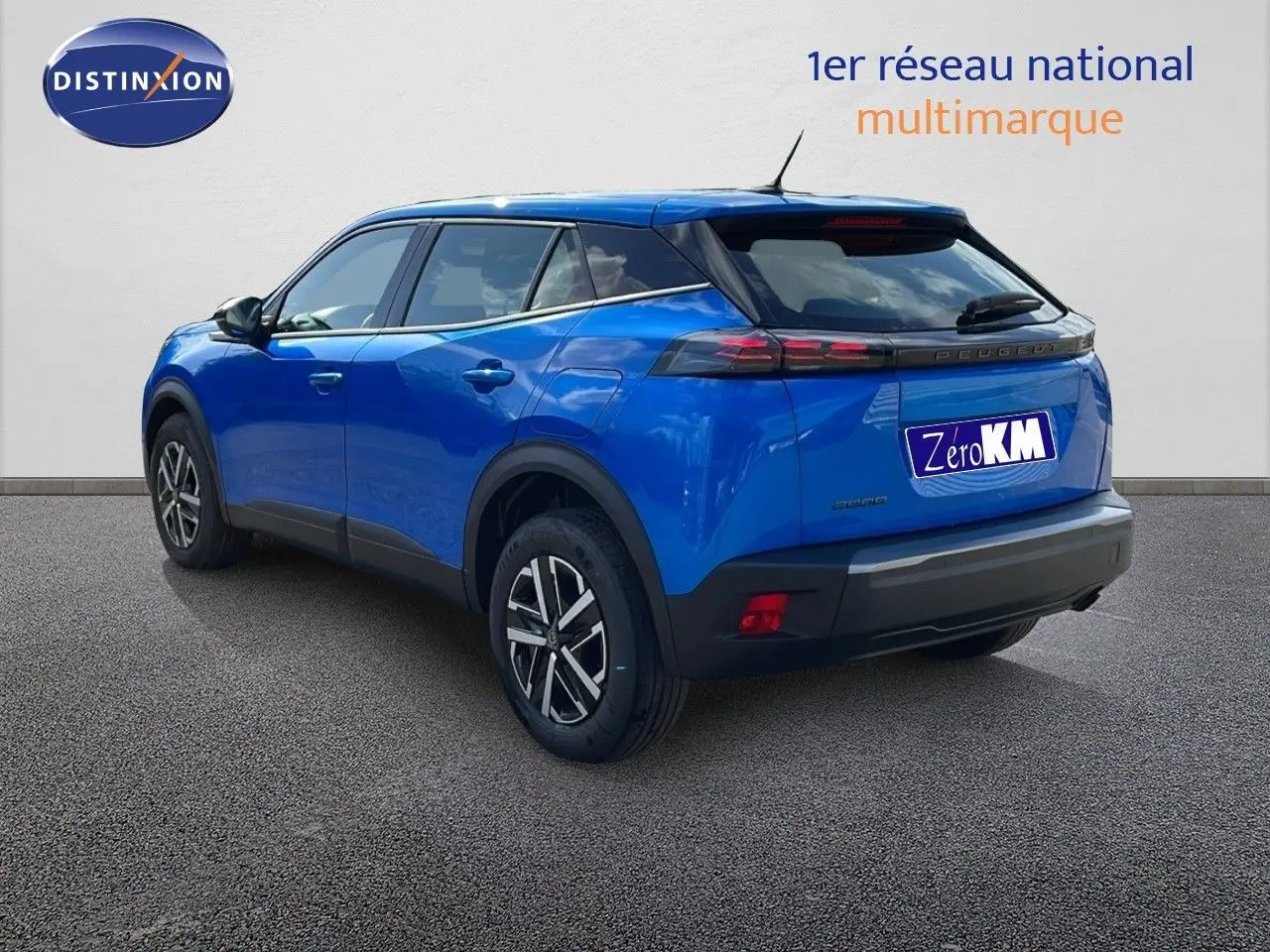 Peugeot 2008 bleu Vertigo métal en 3/4 arrière droit, soulignant ses feux LED et jantes alliage.