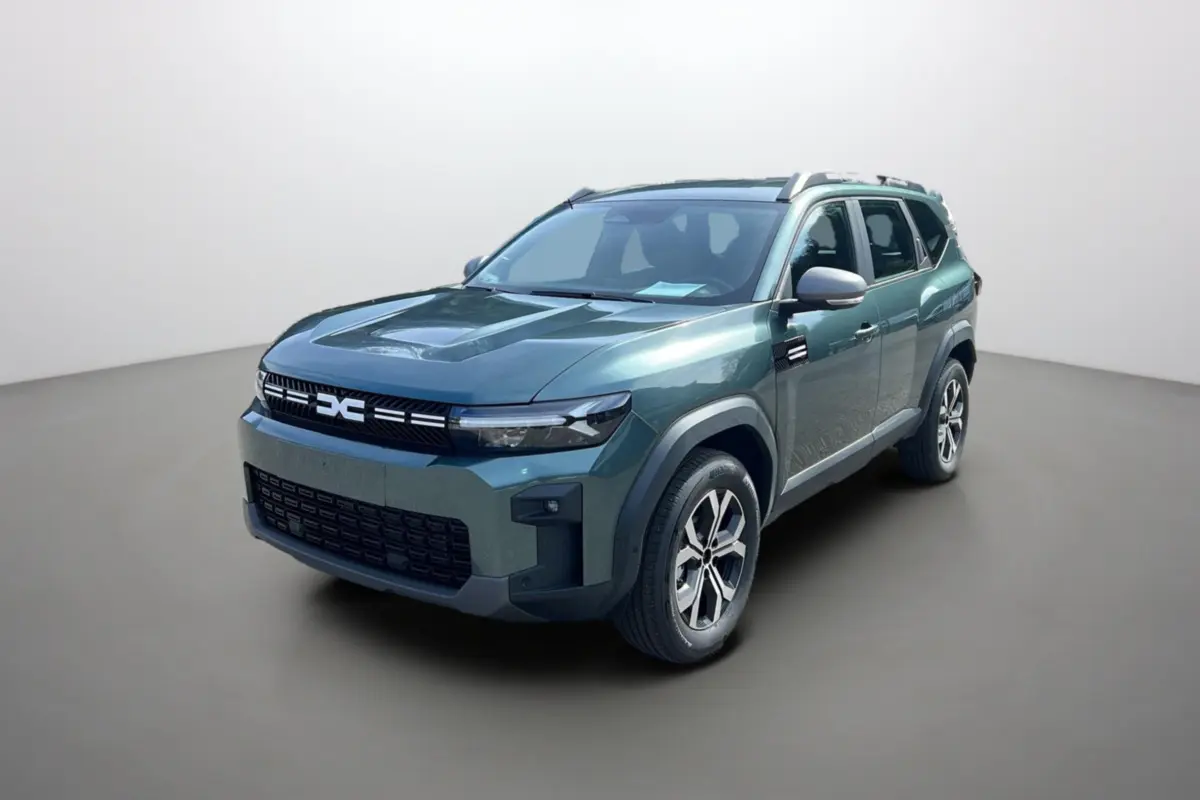 SUV Dacia Bigster Hybrid vert cèdre vu en 3/4 avant droit avec barres de toit et jantes alu 17 pouces.