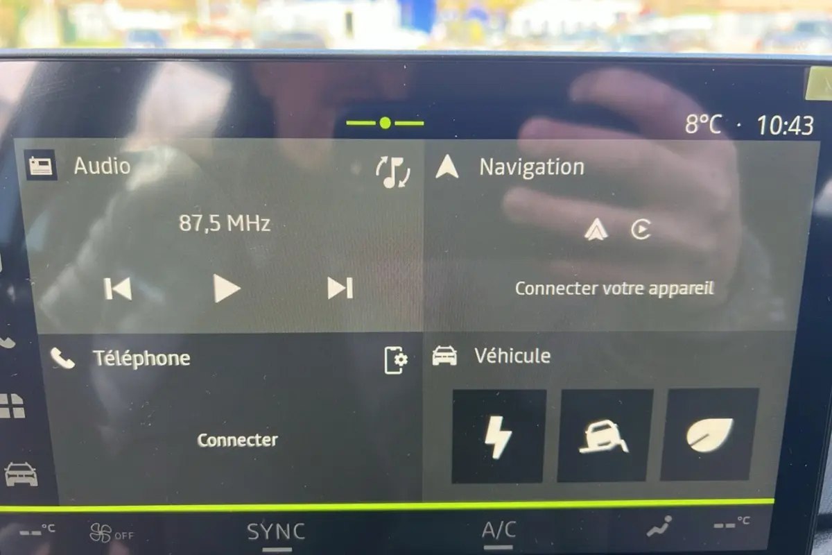 Écran tactile central du tableau de bord du Dacia Bigster Hybrid 155 Expression Plus affichant les menus audio, navigation et véhicule.