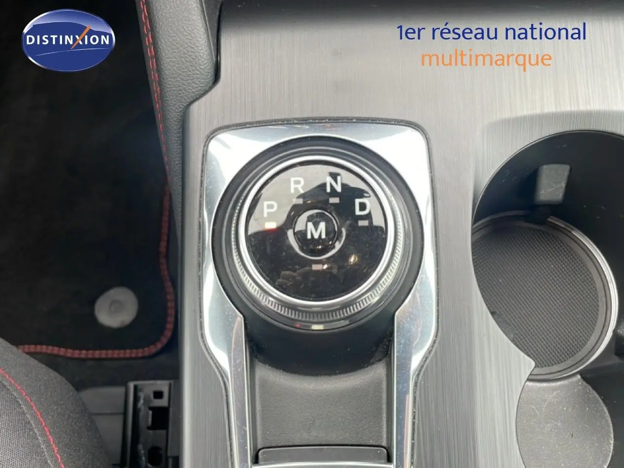 Vue rapprochée du sélecteur de boîte automatique circulaire dans l’habitacle du Ford Kuga 2024 bleu Vapor Metal.
