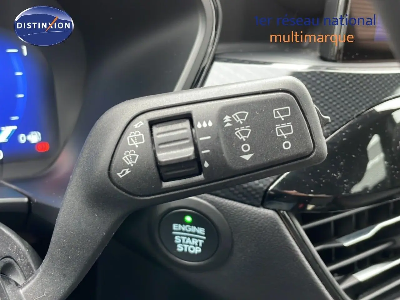 Détail du commodo d’essuie-glace et bouton start/stop dans l’habitacle du Ford Kuga bleu Vapor Metal 2024.