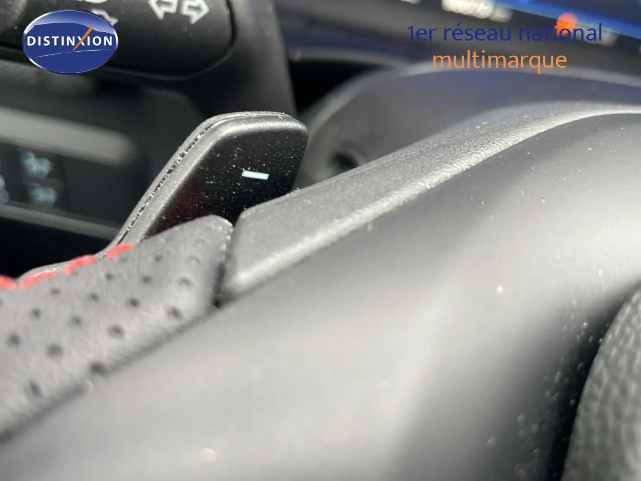 Gros plan sur la palette de changement de vitesse au volant d’un Ford Kuga 2024 finition ST-Line.