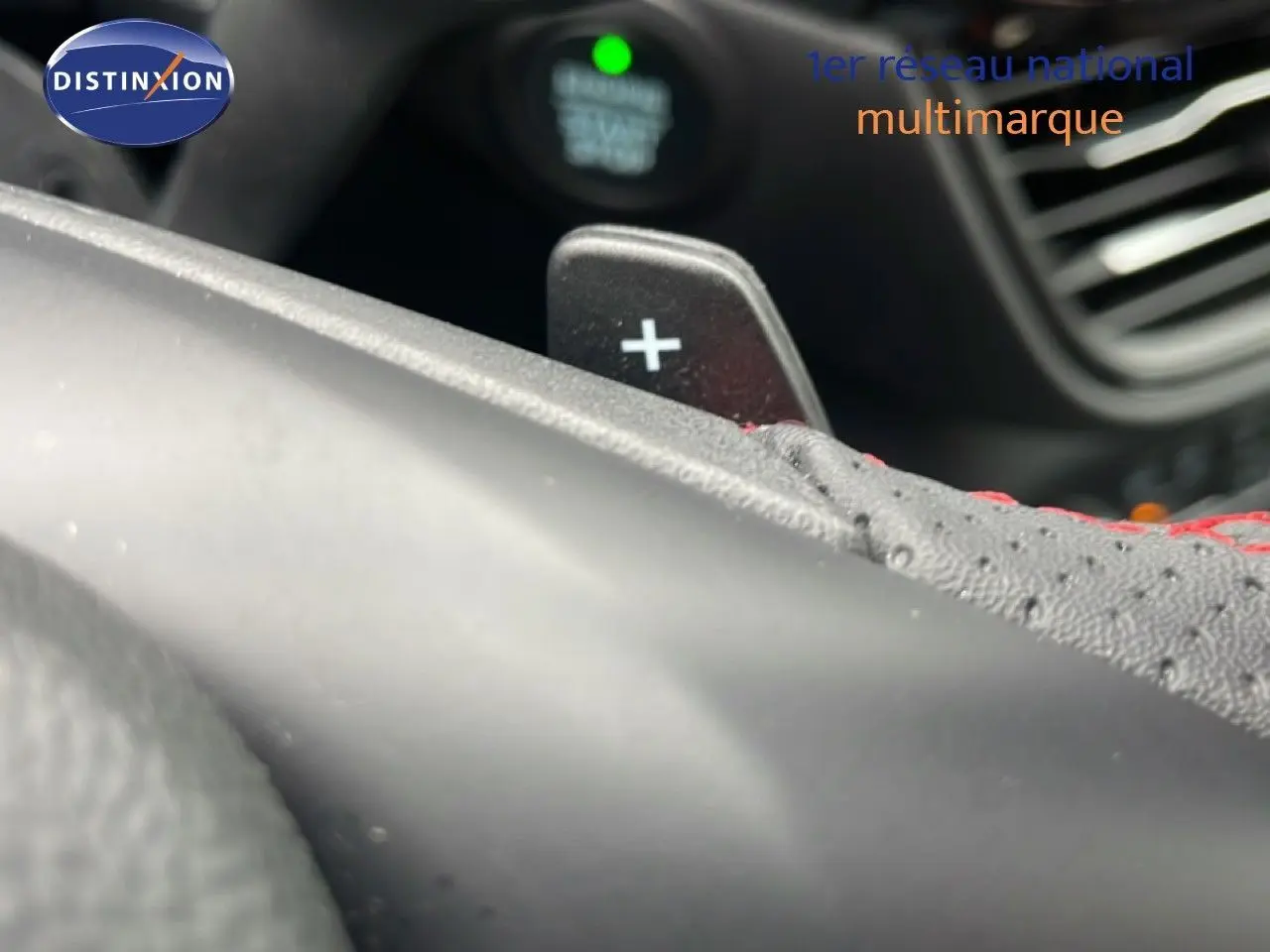 Gros plan sur la palette de changement de vitesse droite du volant du Ford Kuga bleu Vapor Metal, intérieur noir.