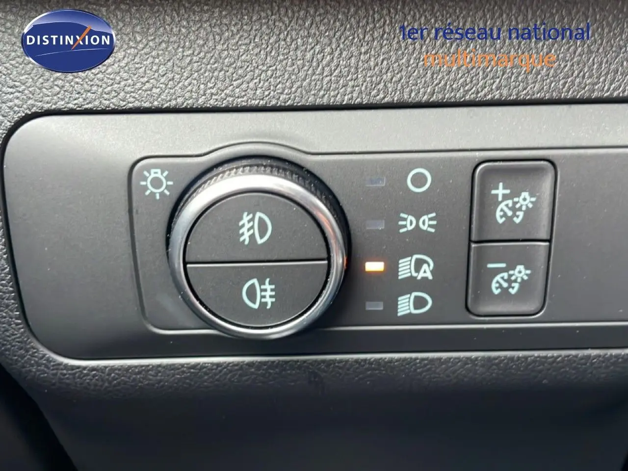 Gros plan sur la commande des phares et feux antibrouillard du Ford Kuga 2024, intérieur noir.