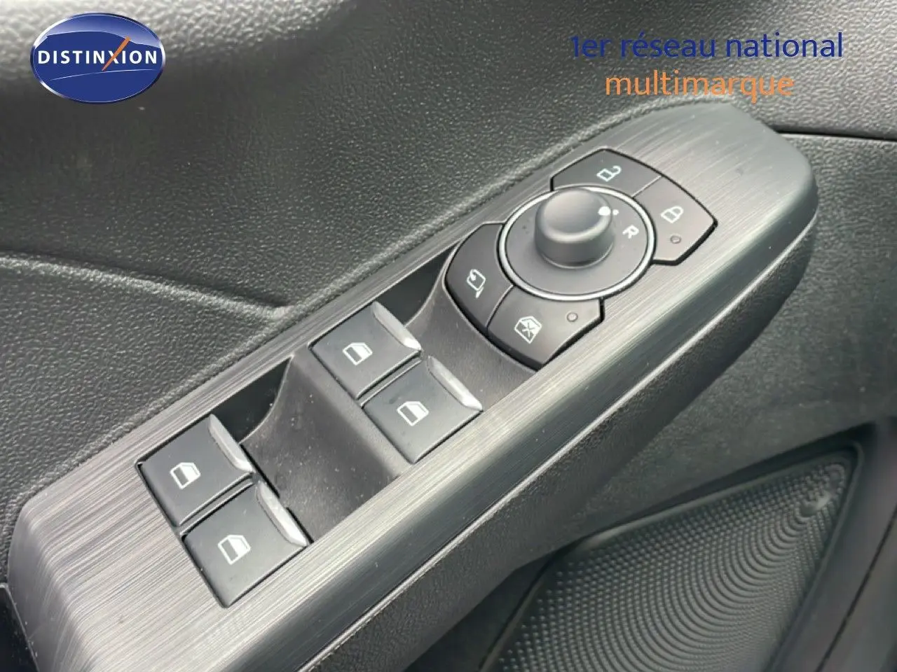 Gros plan sur les commandes de lève-vitres et rétroviseurs côté conducteur du Ford Kuga 2024 finition ST-Line.