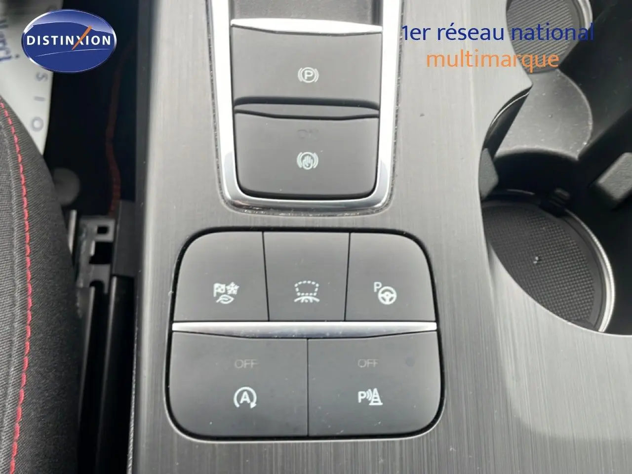 Gros plan sur la console centrale du Ford Kuga bleu Vapor Metal, montrant les boutons de contrôle et frein électrique.