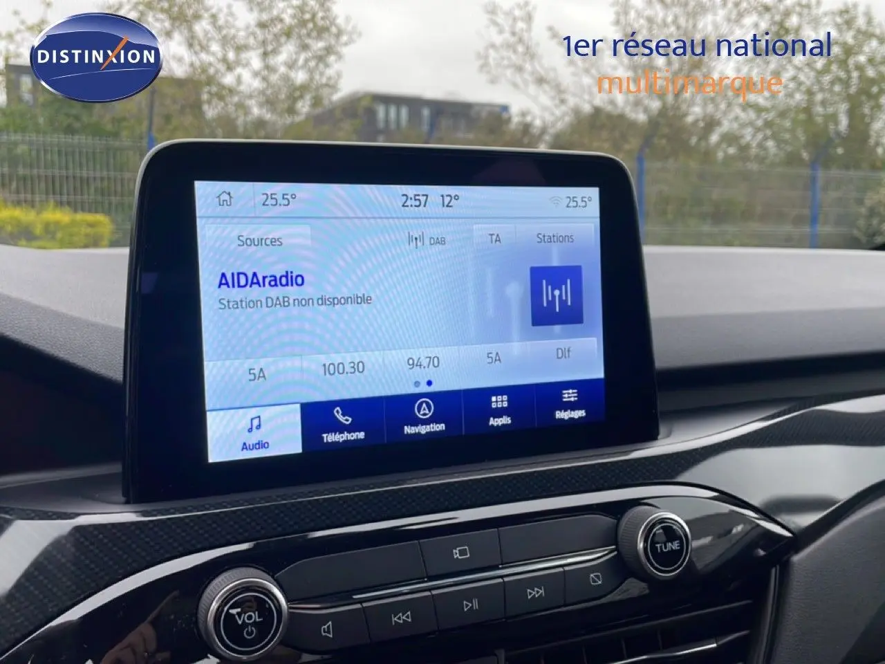Vue rapprochée de l’écran tactile central du Ford Kuga 2024, affichant l’interface radio et multimédia.