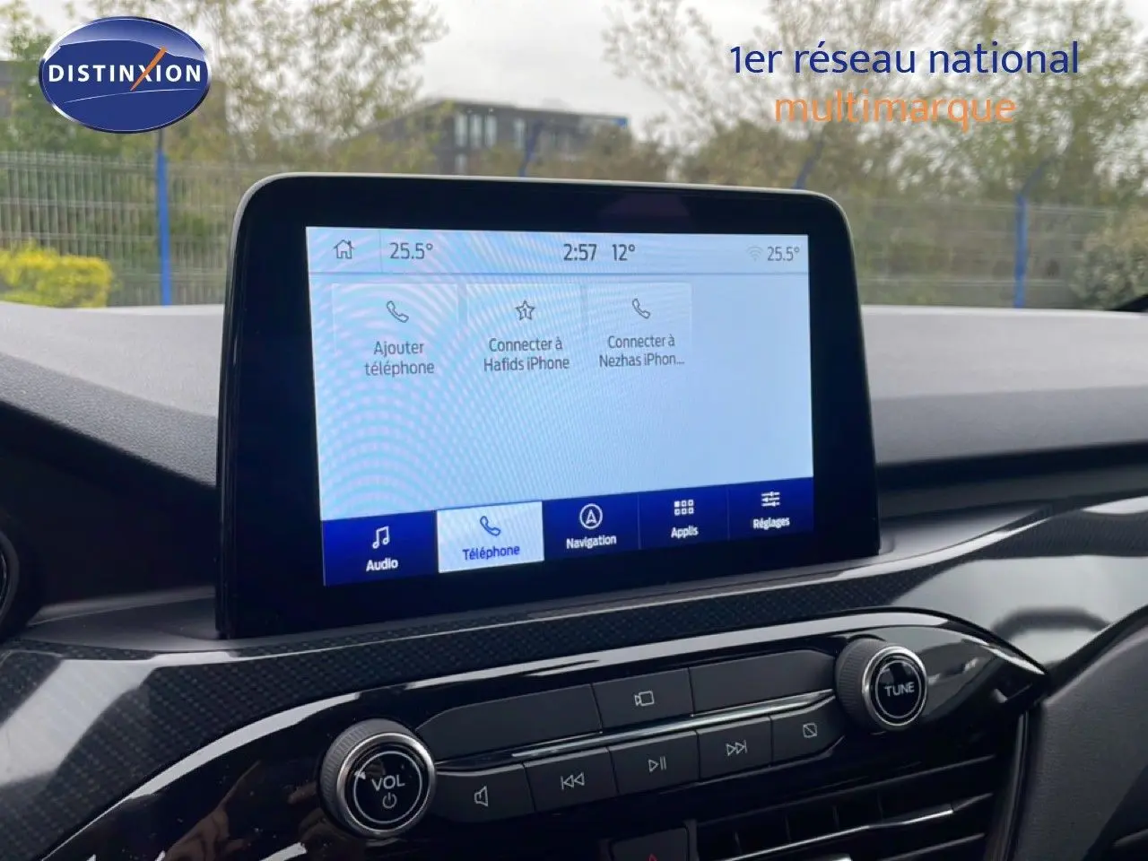Écran tactile central du tableau de bord du Ford Kuga 2024, finition ST-LINE, avec commandes audio et navigation.