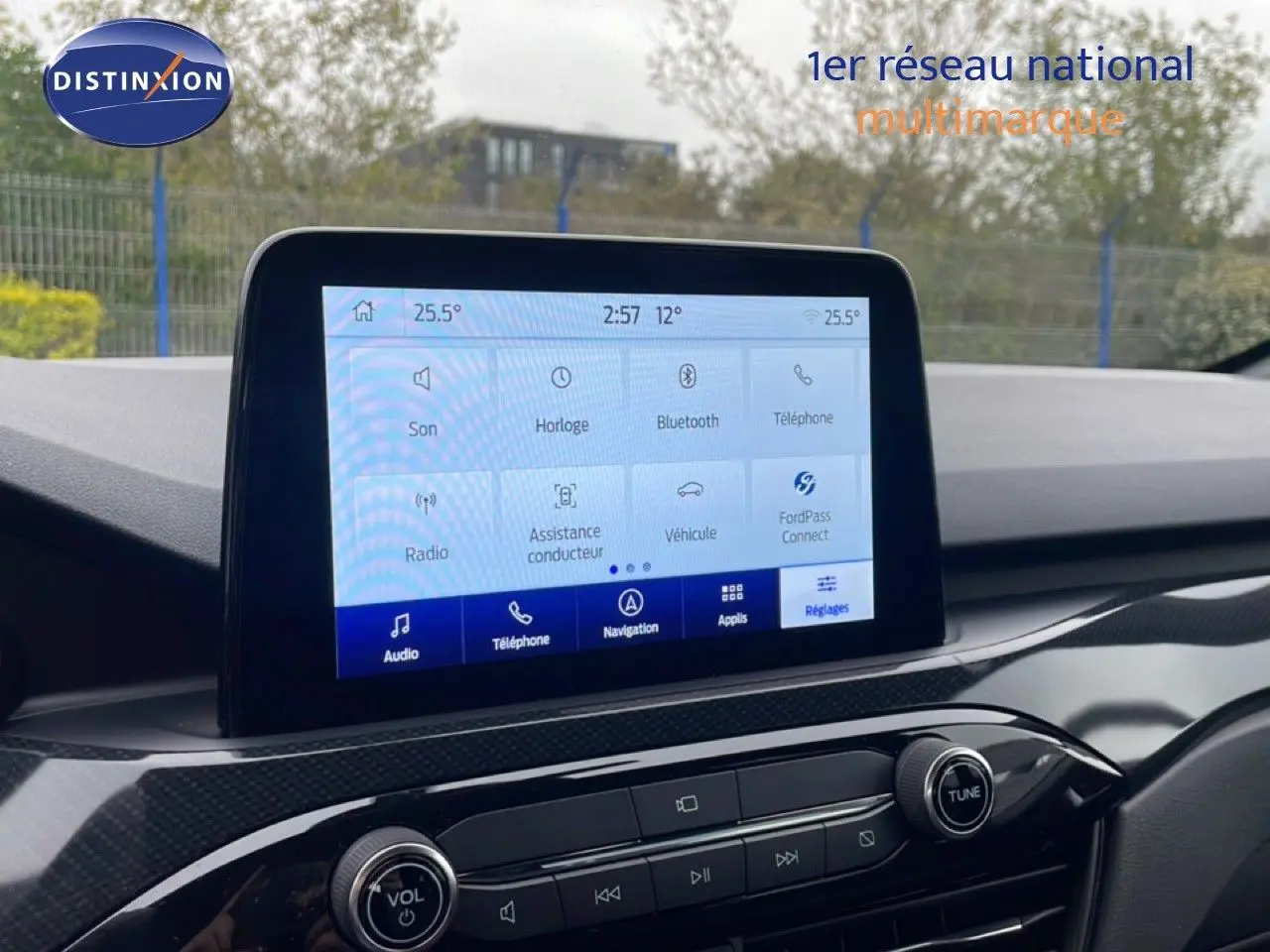 Écran tactile central du tableau de bord du Ford Kuga 2024, affichant les réglages et options connectées.