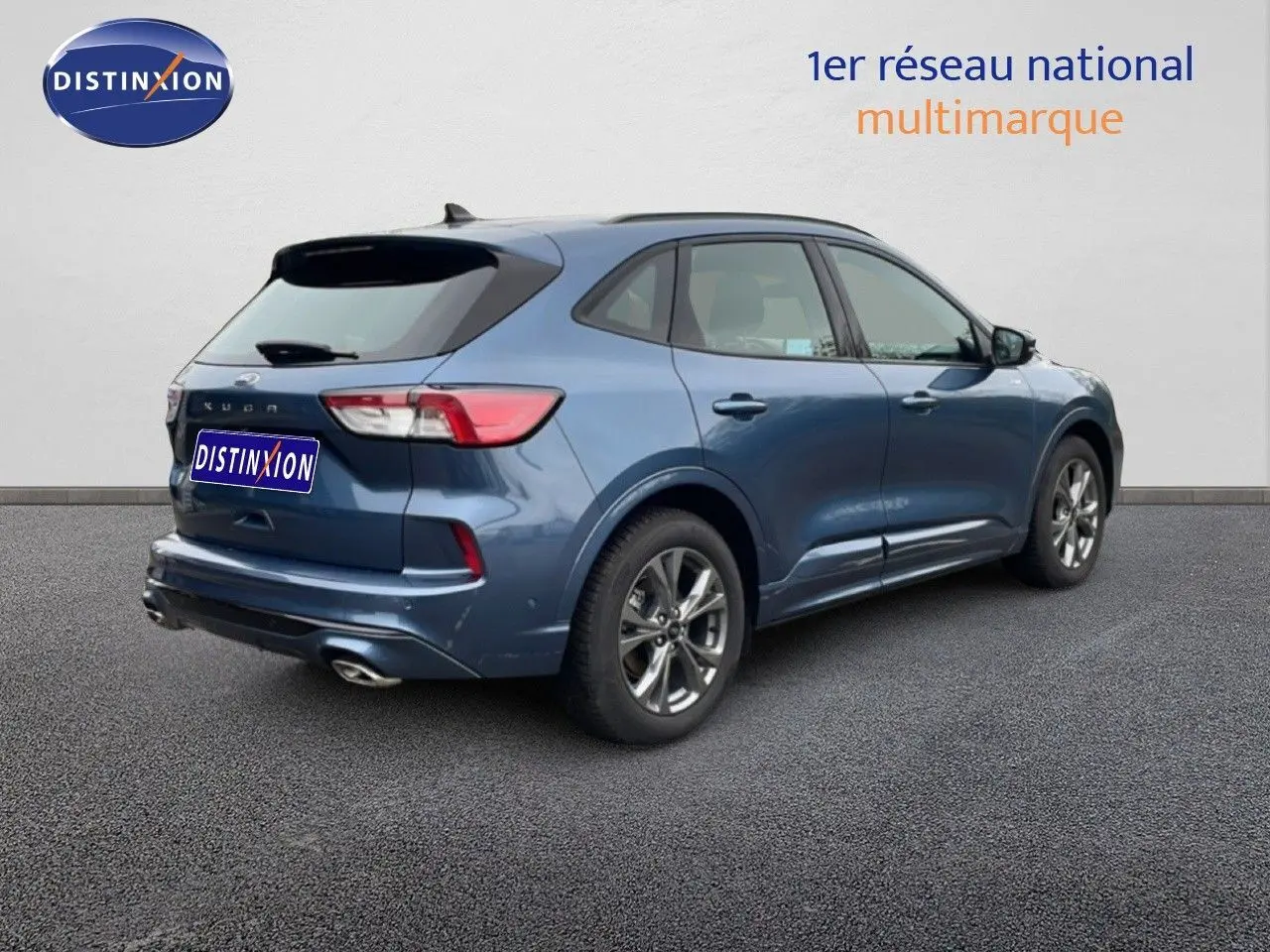 Ford Kuga 2024 bleu vapor metal vu en 3/4 arrière droit avec jantes alliage et feux LED distinctifs.