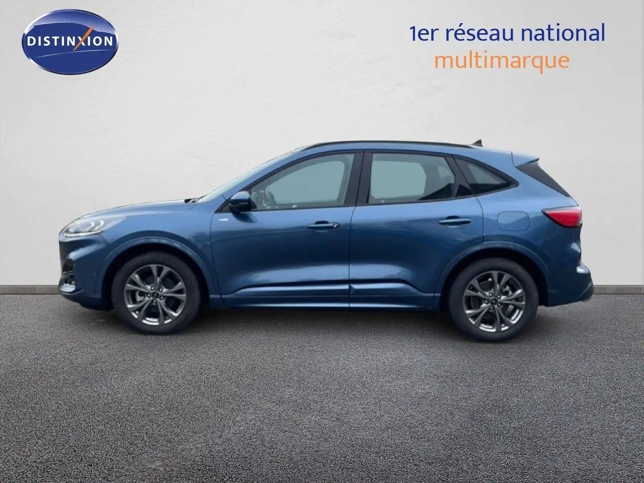 Ford Kuga 2024 bleu Vapor Metal en profil côté gauche, finition ST-LINE avec jantes alliage et toit noir.