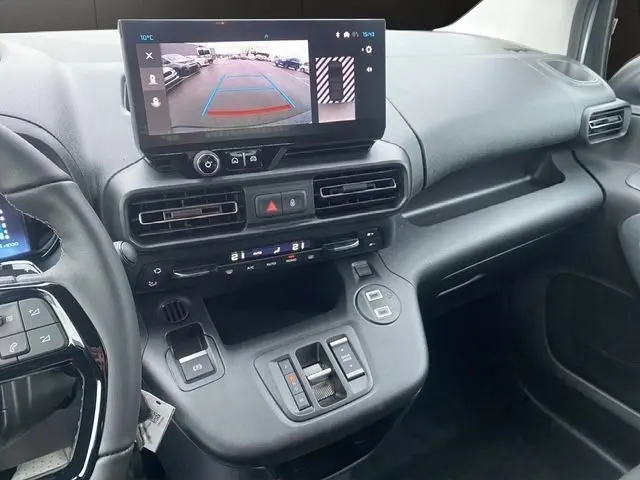 Vue intérieure du tableau de bord du Citroën Berlingo blanc 2025, avec écran tactile affichant la caméra de recul.