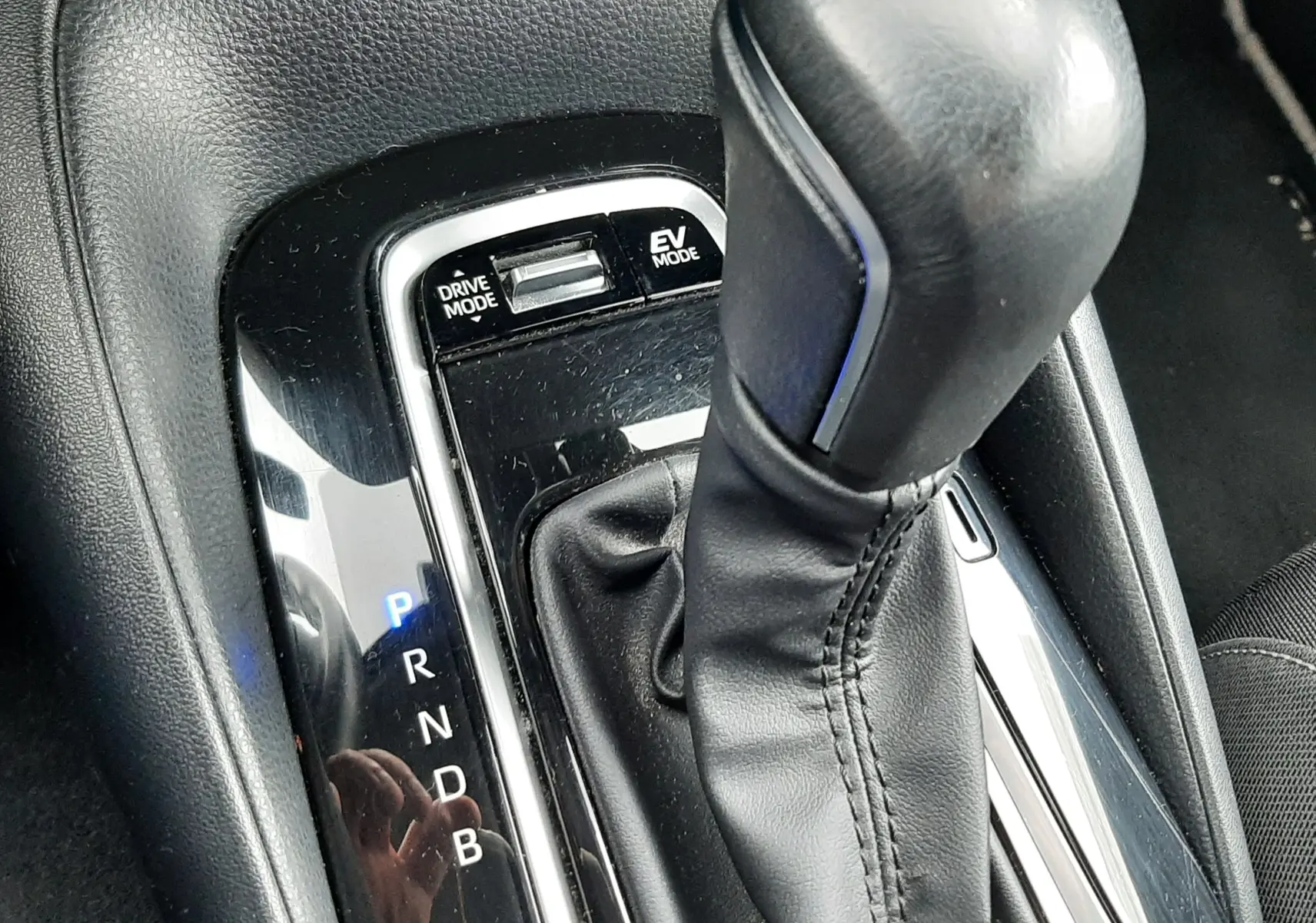 Le levier de vitesses automatique noir de la Toyota Corolla 122 CH DYNAMIC 2022, avec sélecteur Drive Mode et EV Mode visible.