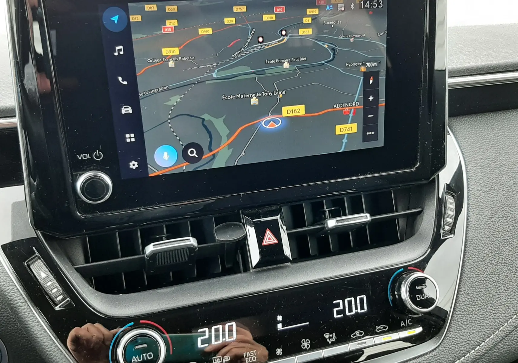Écran tactile central affichant la navigation GPS dans l'habitacle de la Toyota Corolla blanche 2022 hybride.