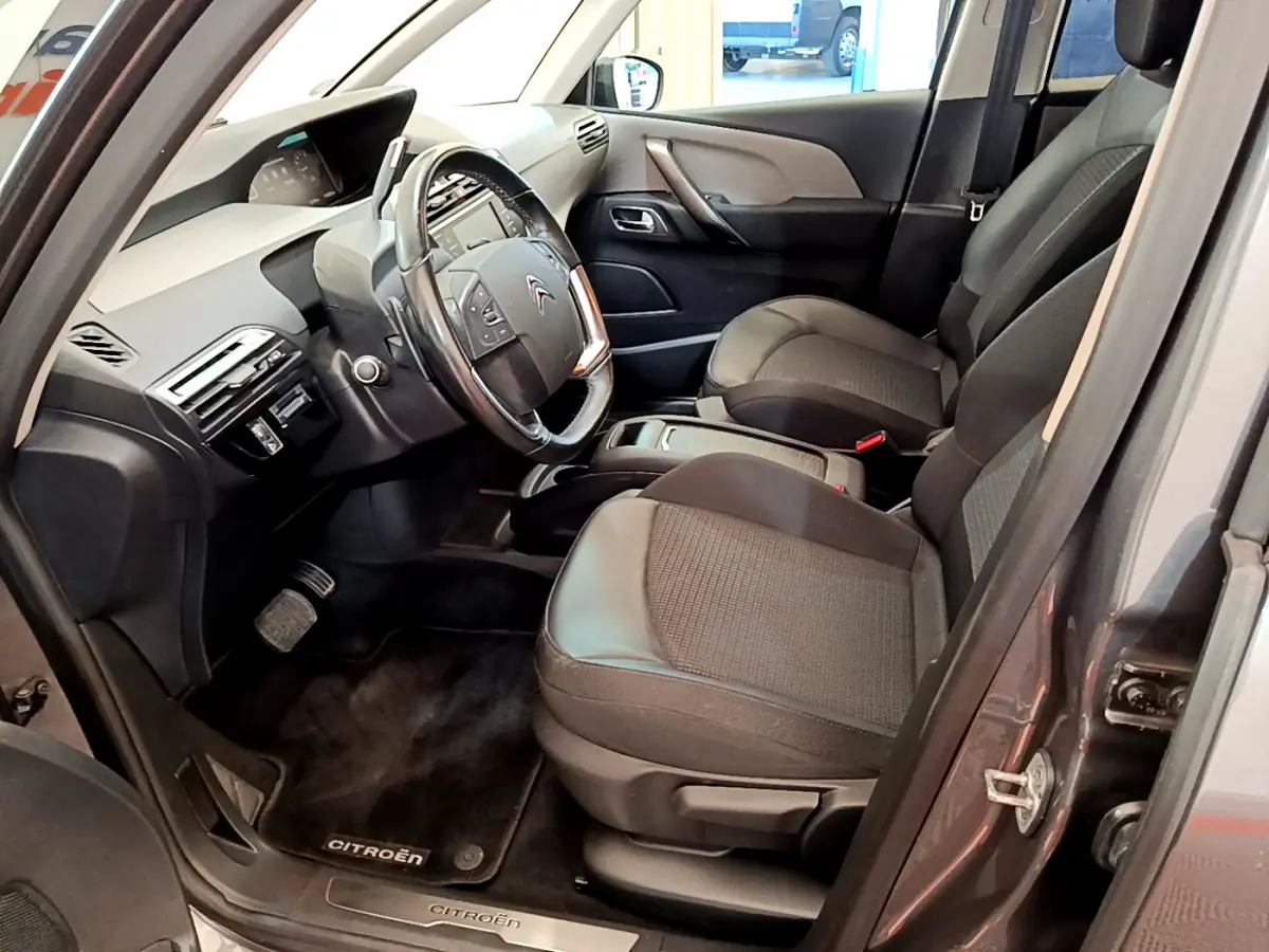Intérieur avant droit du Citroën Grand C4 Spacetourer gris foncé, sièges tissu et cuir, volant multifonctions cuir alu.