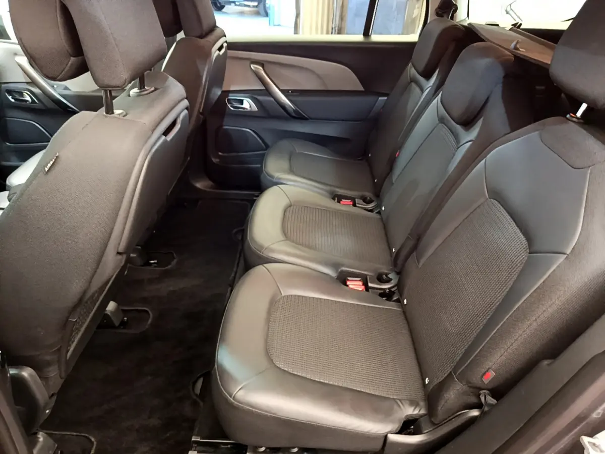 Vue intérieure côté droit des sièges arrière noirs en tissu et cuir du Citroën Grand C4 Spacetourer 2022.