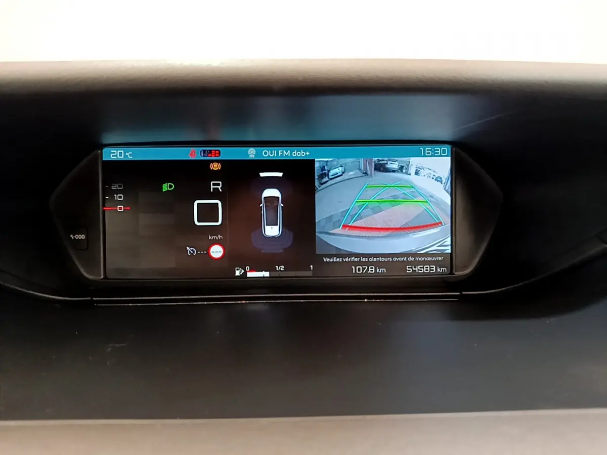 Affichage numérique du tableau de bord du Citroën Grand C4 SpaceTourer, montrant la caméra de recul et les informations de conduite.