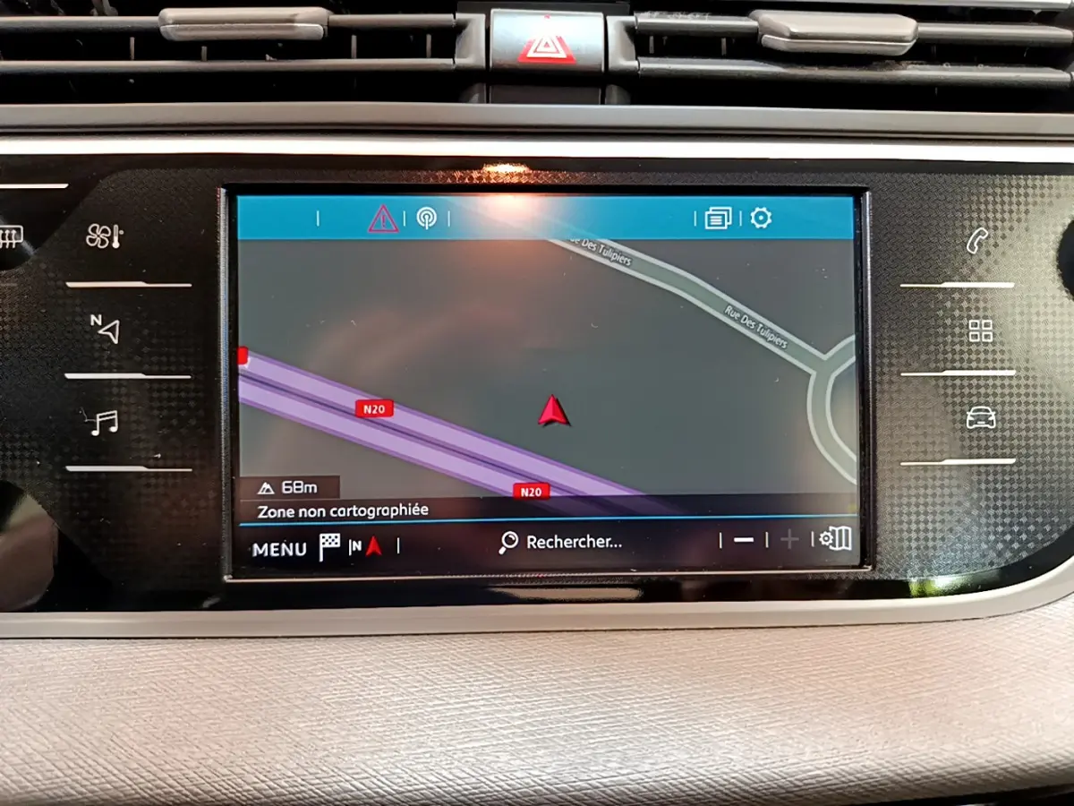 Écran tactile central du tableau de bord du Citroën Grand C4 SpaceTourer 2022, affichant la navigation GPS.