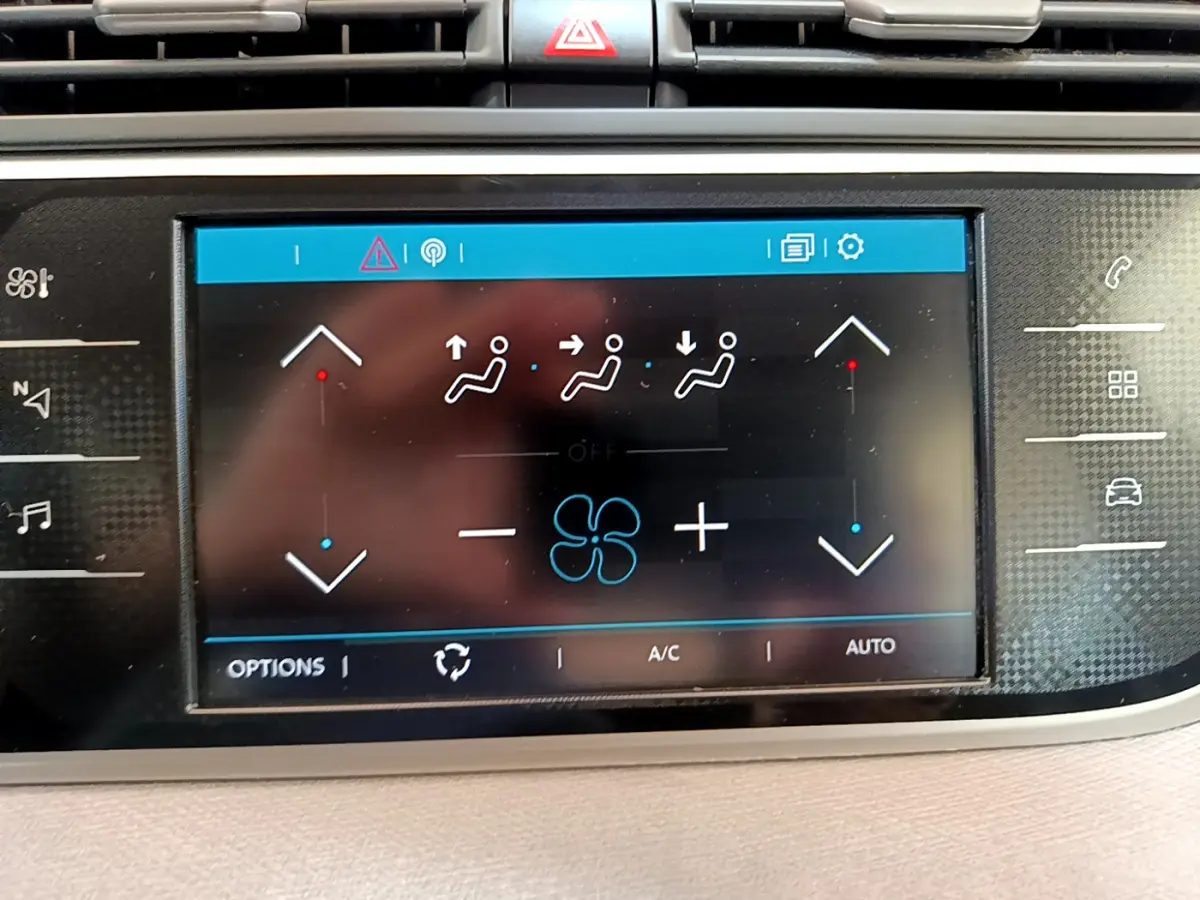Écran tactile central du tableau de bord du Citroën Grand C4 SpaceTourer, affichant les réglages de climatisation.