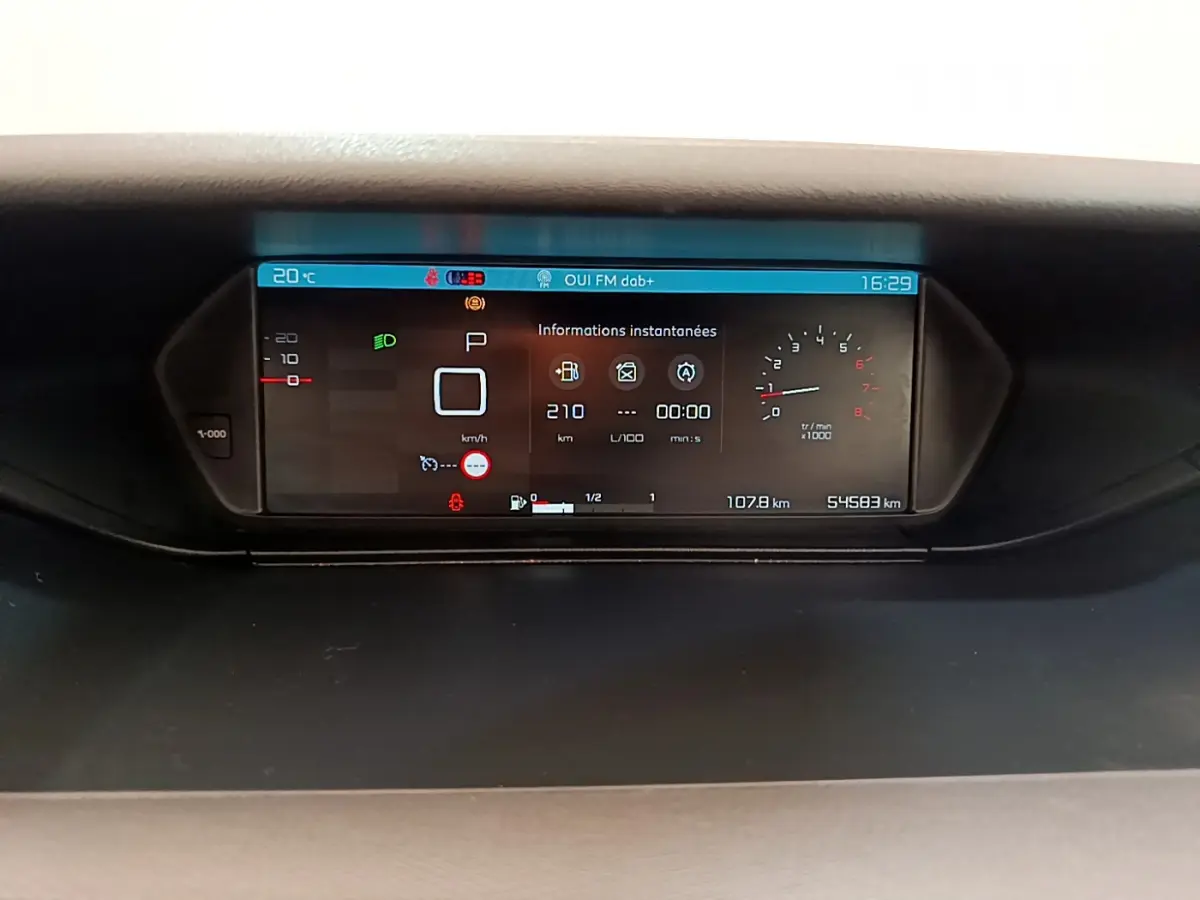 Affichage numérique du tableau de bord du Citroën Grand C4 Spacetourer 2022, vue frontale, avec informations instantanées et compteurs.