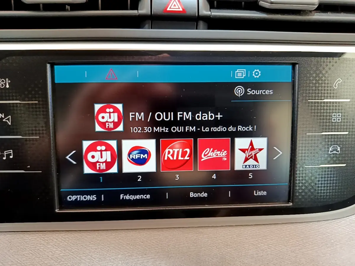 Écran tactile central du Citroën Grand C4 Spacetourer 2022 affichant les stations radio FM avec interface moderne.