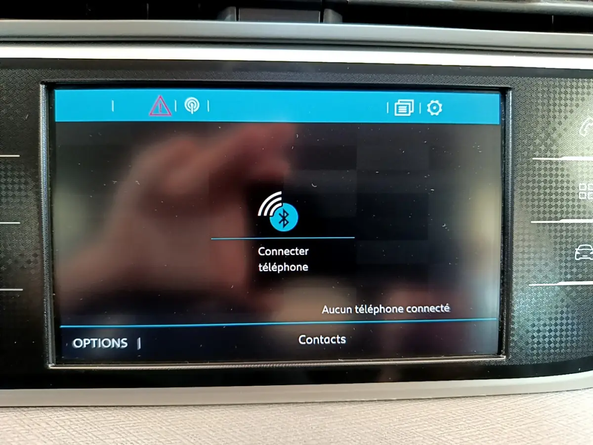 Écran tactile central du Citroën Grand C4 SpaceTourer 2022 affichant la connexion Bluetooth pour téléphone.
