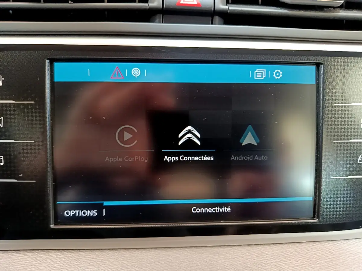 Écran tactile central du Citroën Grand C4 SpaceTourer 2022 affichant les options Apple CarPlay, Android Auto et Apps Connectées.