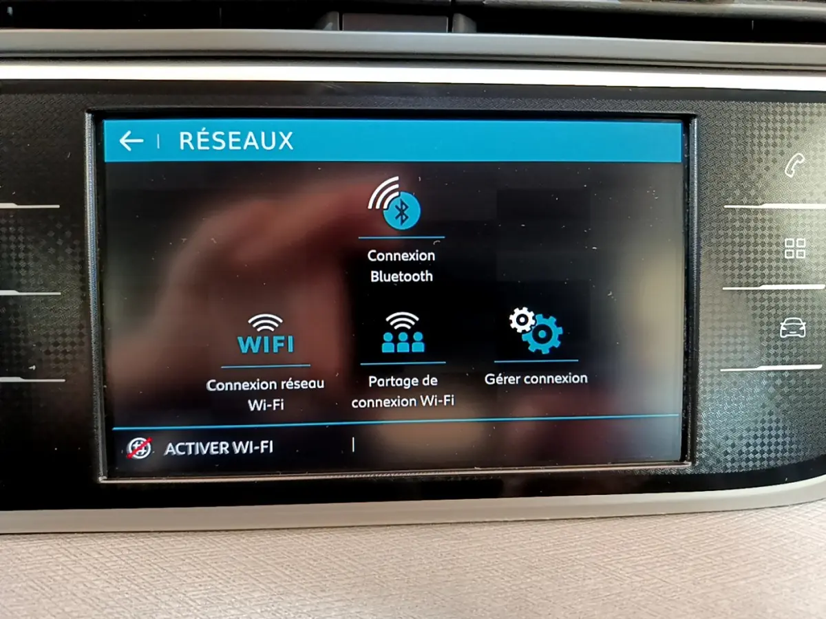 Écran tactile central du Citroën Grand C4 Spacetourer 2022 affichant les options de connexion Wi-Fi et Bluetooth.