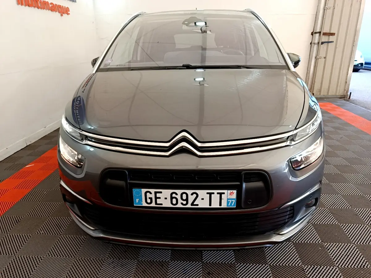 Vue frontale d'un Citroën Grand C4 Spacetourer gris foncé avec calandre chromée et plaque d'immatriculation française.