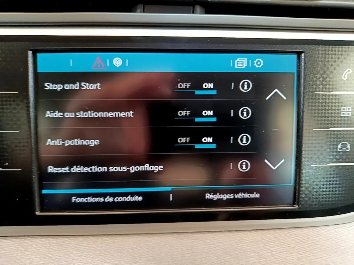 Écran tactile central du tableau de bord du Citroën Grand C4 SpaceTourer 2022 affichant les réglages d'aide à la conduite.
