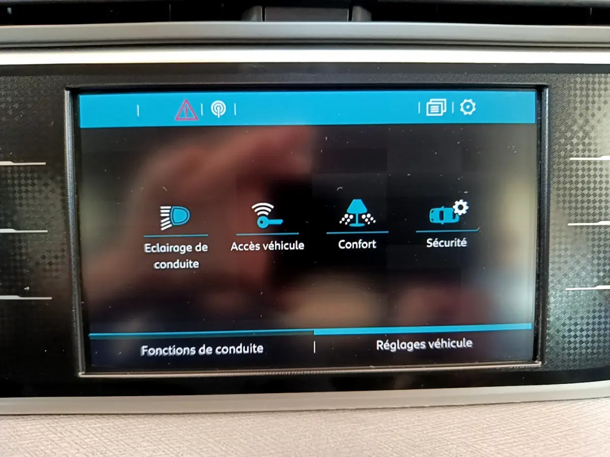 Écran tactile central du Citroën Grand C4 SpaceTourer affichant les menus Éclairage, Accès, Confort et Sécurité.