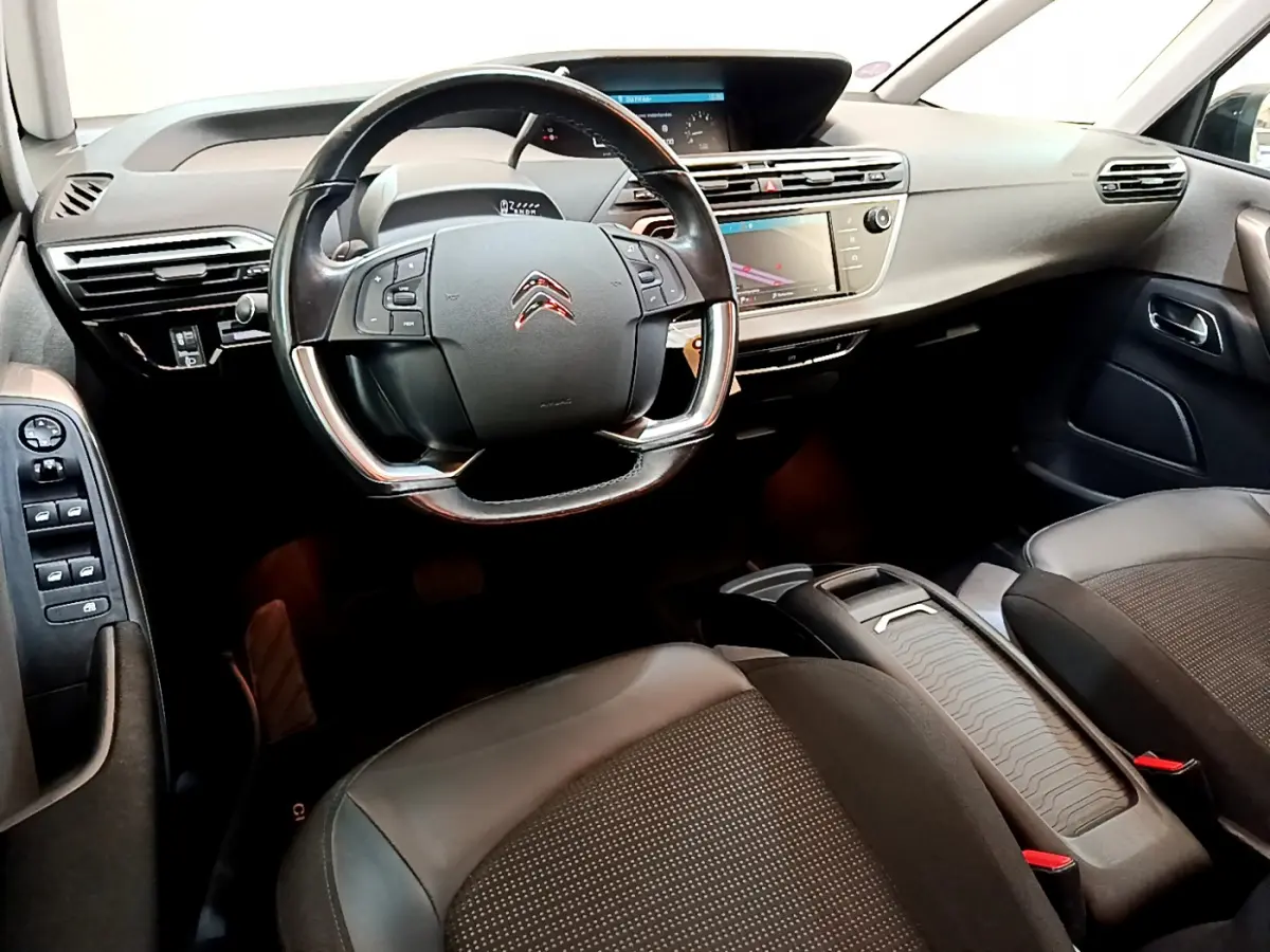 Intérieur du Citroën Grand C4 Spacetourer 2022 vu côté conducteur, volant cuir et tableau de bord avec écran tactile.