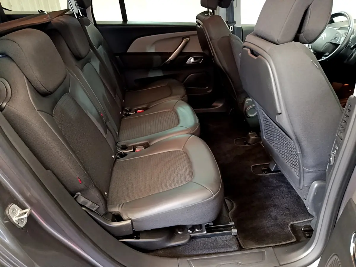 Vue intérieure côté gauche des sièges arrière noirs en tissu et cuir du Citroën Grand C4 Spacetourer 2022.