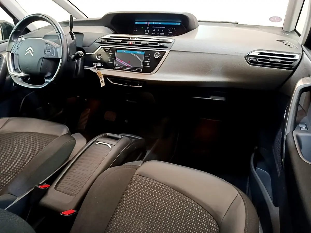 Intérieur avant du Citroën Grand C4 Spacetourer 2022, tableau de bord moderne avec écran tactile et sièges tissu gris foncé.