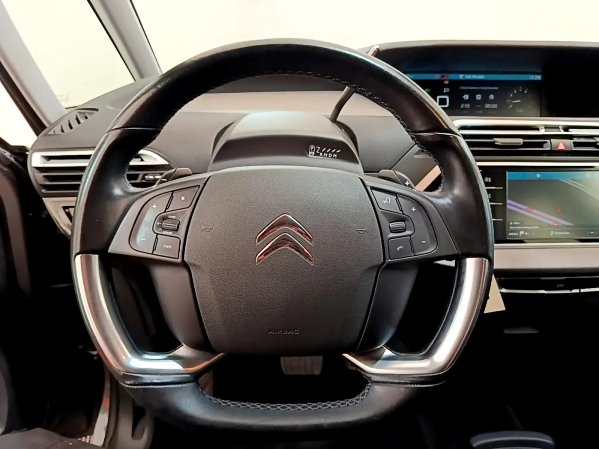 Volant cuir et alu Citroën Grand C4 Spacetourer 2022 vu de face avec tableau de bord et écran tactile visible