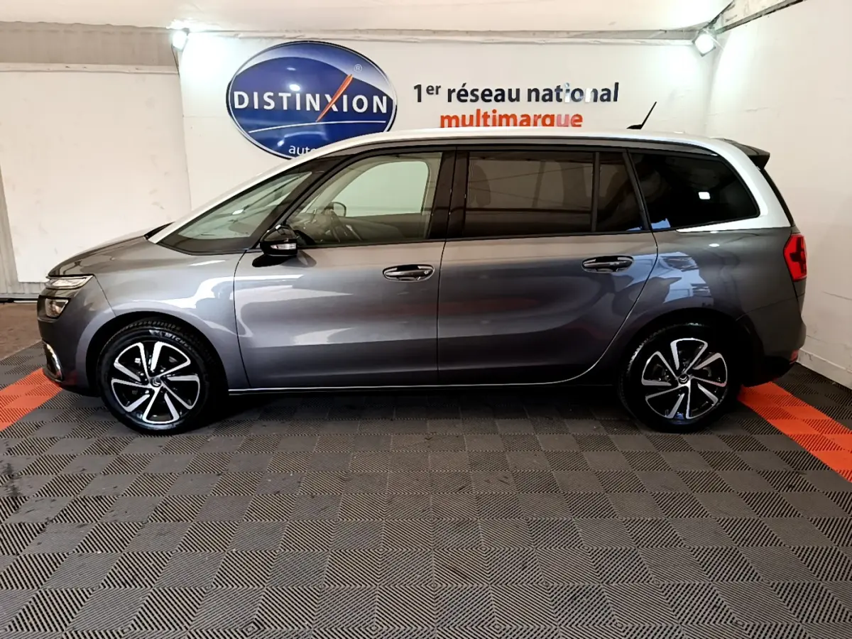 Vue latérale gauche du Citroën Grand C4 Spacetourer gris foncé avec jantes alliage et vitres teintées.