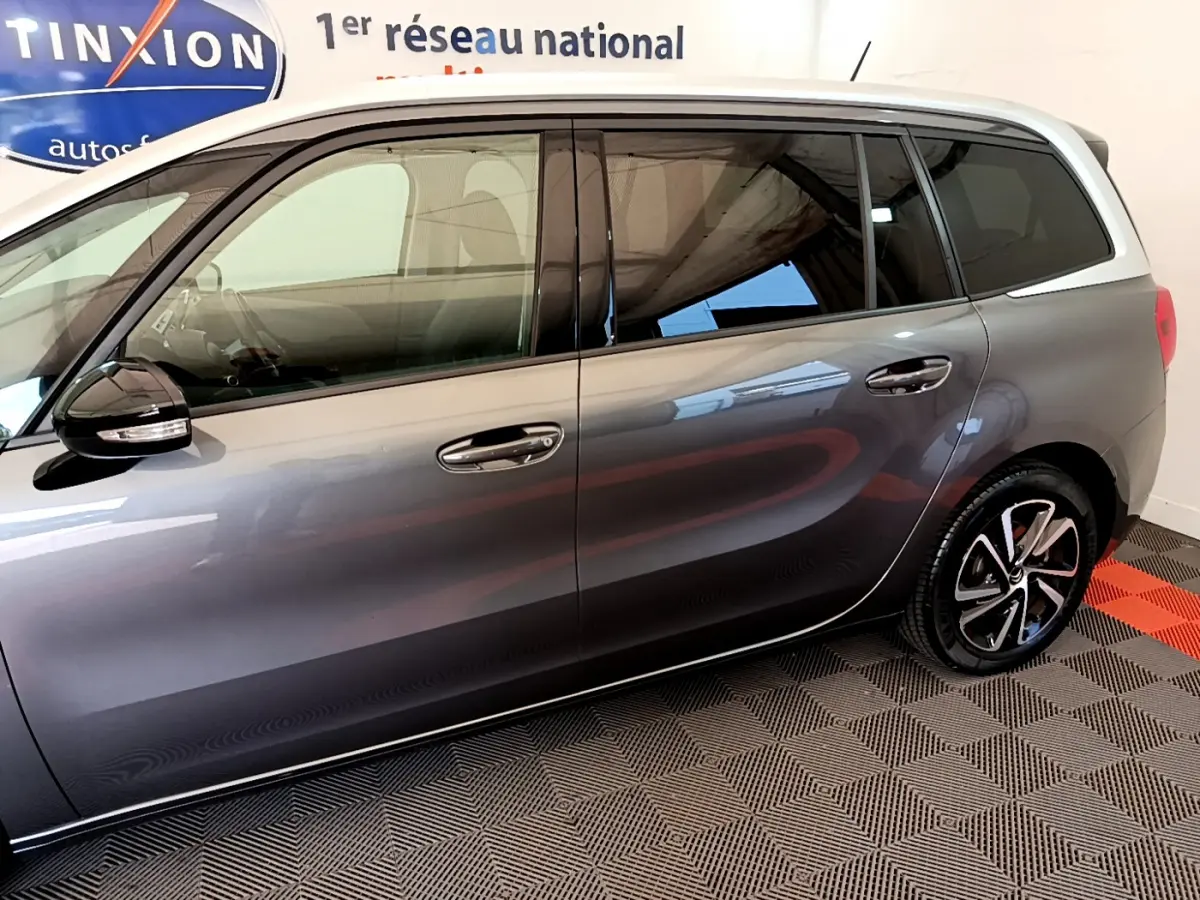 Profil côté gauche du Citroën Grand C4 Spacetourer gris foncé 2022 avec jantes alliage et vitres teintées.