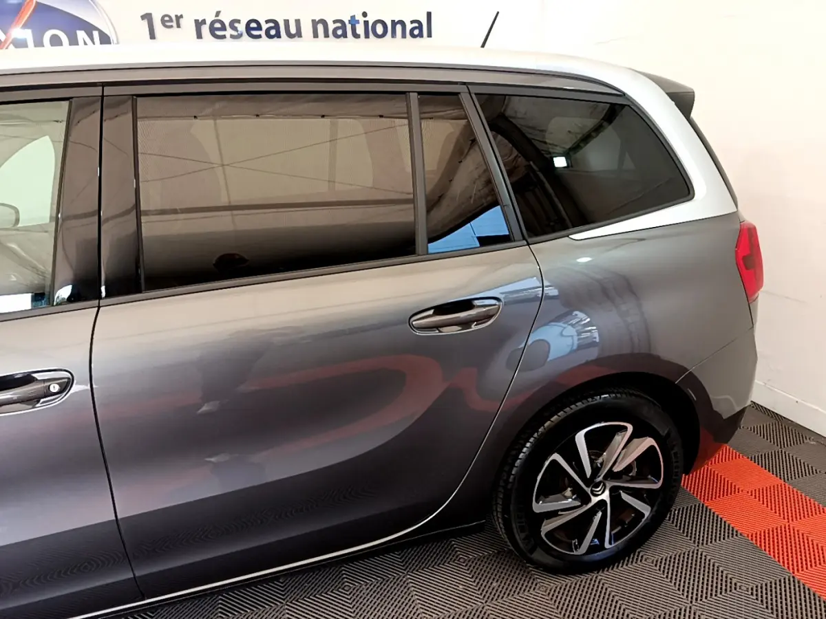 Vue latérale droite du Citroën Grand C4 SpaceTourer gris foncé avec vitres teintées et jantes alliage distinctives.