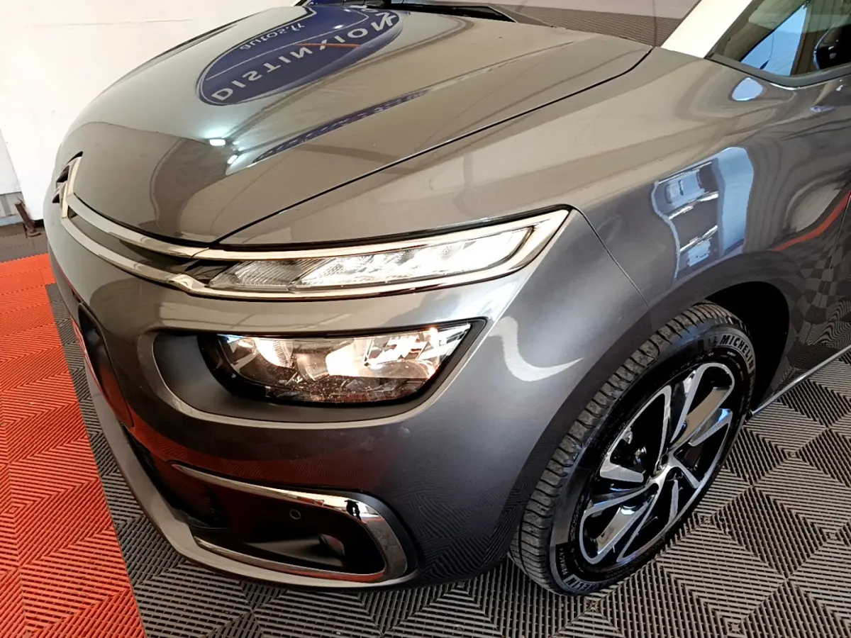 Vue 3/4 avant droit d'un Citroën Grand C4 Spacetourer gris foncé avec phares LED et jantes noires brillantes
