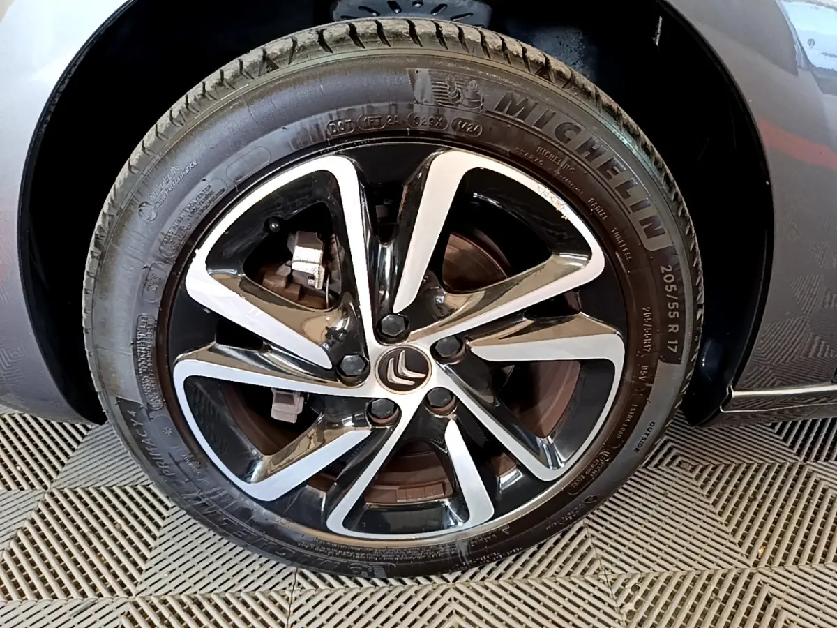 Gros plan sur la roue avant gauche du Citroën Grand C4 Spacetourer gris foncé avec jante alliage distinctive.